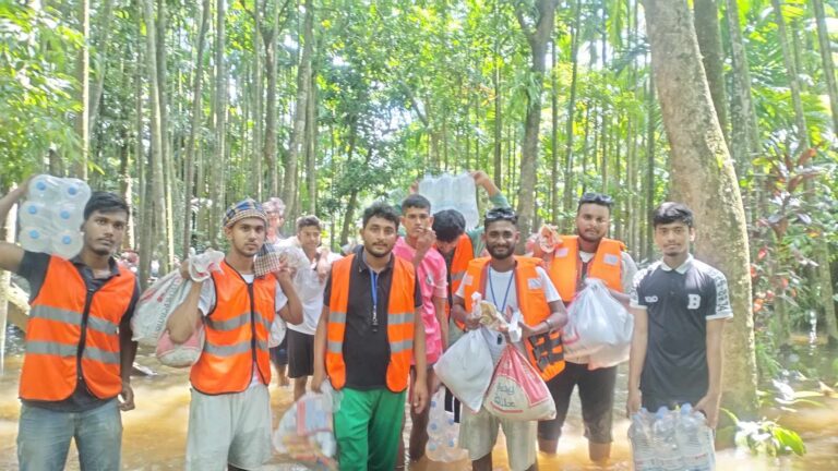 বন্যার্তদের পাশে না’গঞ্জের তরুন শিক্ষার্থীরা